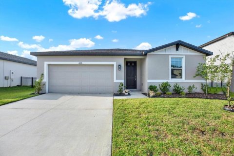 House in Zephyrhills, Florida 4 bedrooms, 171.78 sq.m. № 1911883 - photo 1