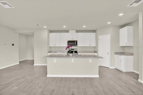 House in Zephyrhills, Florida 4 bedrooms, 171.78 sq.m. № 1911883 - photo 6