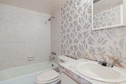 Condo in Miami, Florida, 2 bedrooms  № 1889833 - photo 9