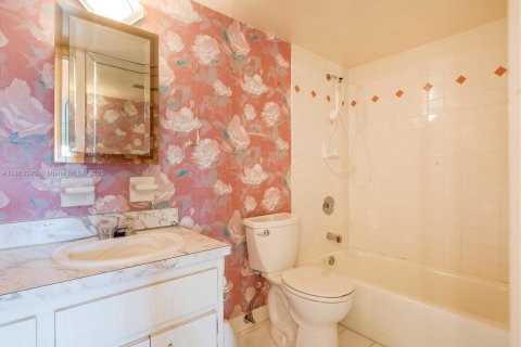 Condo in Miami, Florida, 2 bedrooms  № 1889833 - photo 7
