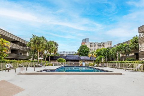 Condo in Miami, Florida, 2 bedrooms  № 1889833 - photo 11