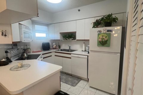 Купить кондоминиум в Серфсайд, Флорида 1 спальня, 71.53м2, № 2024408 - фото 2