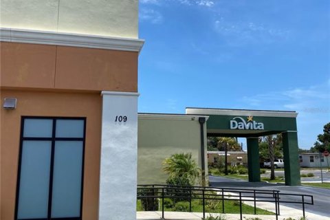 Propiedad comercial en alquiler en Bradenton, Florida, 424.38 m2 № 237590 - foto 9