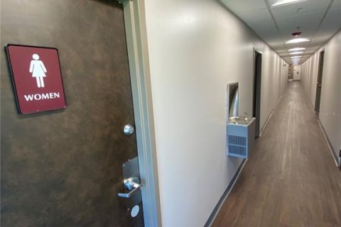 Propiedad comercial en alquiler en Bradenton, Florida, 424.38 m2 № 237590 - foto 20