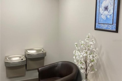 Propiedad comercial en alquiler en Bradenton, Florida, 424.38 m2 № 237590 - foto 23