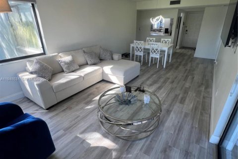 Кондоминиум с 2 спальнями в Уэстон, Флорида № 2004493