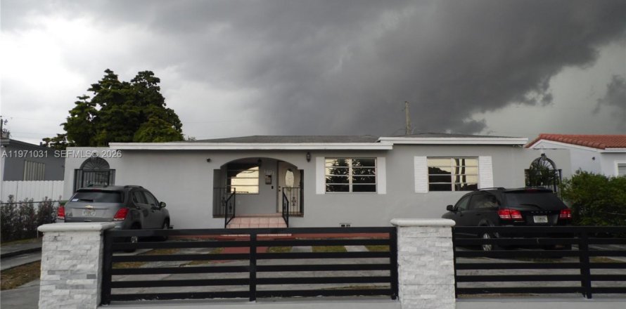 House in Hialeah, Florida 5 bedrooms, 180.79 sq.m. № 2033705