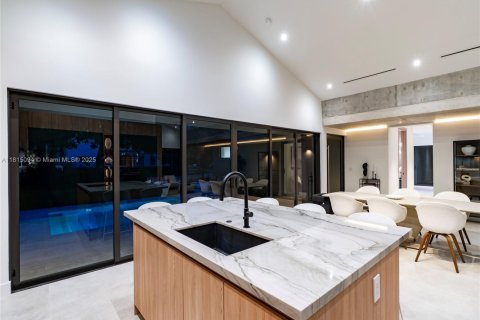 Casa en venta en Miami, Florida, 4 dormitorios, 232.53 m2 № 1841035 - foto 17