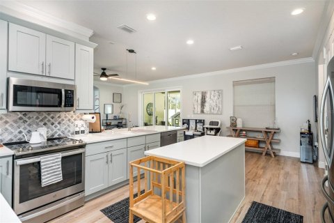 House in Palm Bay, Florida 4 bedrooms, 208.47 sq.m. № 1917914 - photo 13