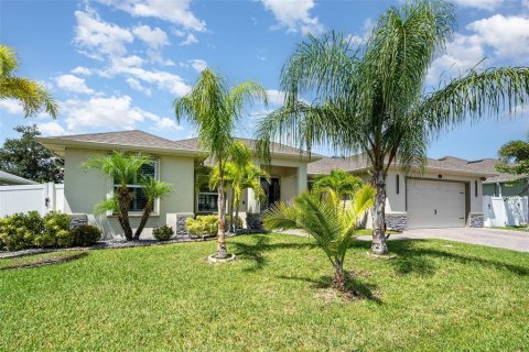 House in Palm Bay, Florida 4 bedrooms, 208.47 sq.m. № 1917914 - photo 2