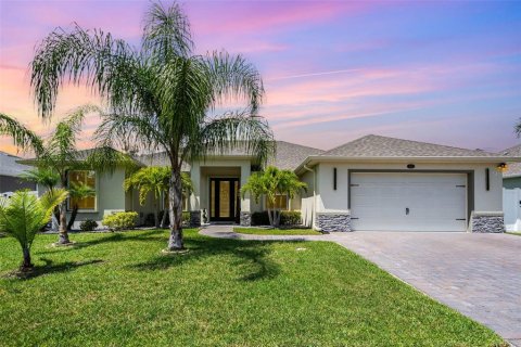 House in Palm Bay, Florida 4 bedrooms, 208.47 sq.m. № 1917914 - photo 1