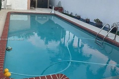 Дом в Майами, Флорида 4 спальни, 243.22м2 № 2077163