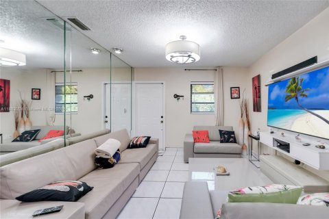 Propiedad comercial en venta en Sweetwater, Florida, 235.04 m2 № 1931391 - foto 17