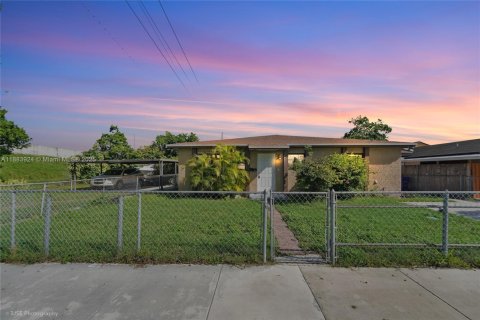 Propiedad comercial en venta en Sweetwater, Florida, 235.04 m2 № 1931391 - foto 1