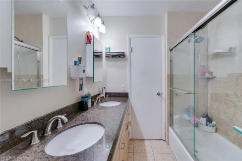 Propiedad comercial en venta en Sweetwater, Florida, 235.04 m2 № 1931391 - foto 21