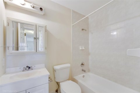 Propiedad comercial en venta en Sweetwater, Florida, 235.04 m2 № 1931391 - foto 11