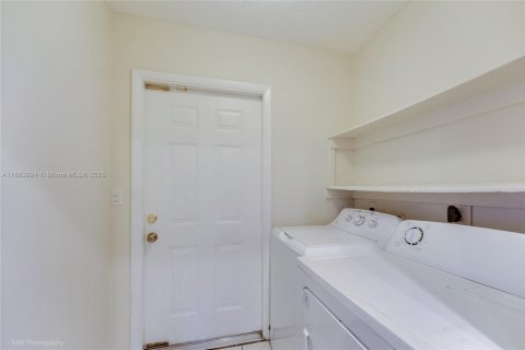 Propiedad comercial en venta en Sweetwater, Florida, 235.04 m2 № 1931391 - foto 6