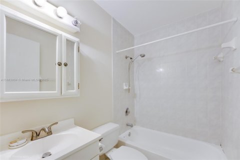 Propiedad comercial en venta en Sweetwater, Florida, 235.04 m2 № 1931391 - foto 14