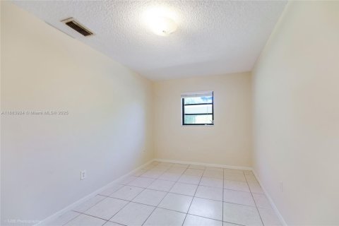 Propiedad comercial en venta en Sweetwater, Florida, 235.04 m2 № 1931391 - foto 7