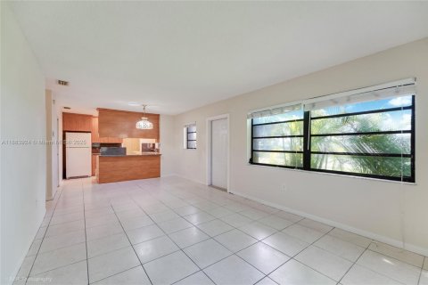 Propiedad comercial en venta en Sweetwater, Florida, 235.04 m2 № 1931391 - foto 4