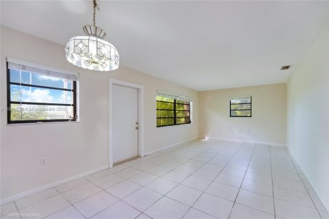 Propiedad comercial en venta en Sweetwater, Florida, 235.04 m2 № 1931391 - foto 3