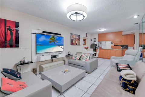 Propiedad comercial en venta en Sweetwater, Florida, 235.04 m2 № 1931391 - foto 16