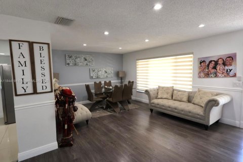 House in Sunrise, Florida 3 bedrooms, 142.79 sq.m. № 1841325 - photo 10