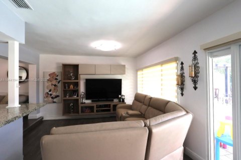 House in Sunrise, Florida 3 bedrooms, 142.79 sq.m. № 1841325 - photo 21
