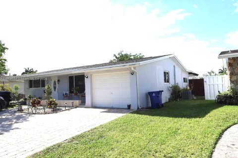 House in Sunrise, Florida 3 bedrooms, 142.79 sq.m. № 1841325 - photo 3
