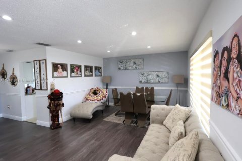 House in Sunrise, Florida 3 bedrooms, 142.79 sq.m. № 1841325 - photo 14
