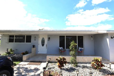 House in Sunrise, Florida 3 bedrooms, 142.79 sq.m. № 1841325 - photo 2