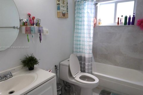House in Sunrise, Florida 3 bedrooms, 142.79 sq.m. № 1841325 - photo 29