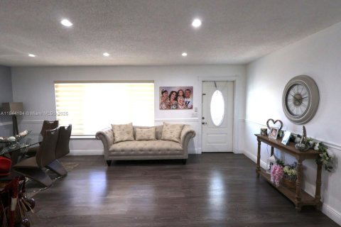 House in Sunrise, Florida 3 bedrooms, 142.79 sq.m. № 1841325 - photo 13