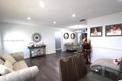 House in Sunrise, Florida 3 bedrooms, 142.79 sq.m. № 1841325 - photo 11