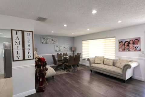 House in Sunrise, Florida 3 bedrooms, 142.79 sq.m. № 1841325 - photo 8