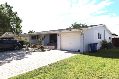 House in Sunrise, Florida 3 bedrooms, 142.79 sq.m. № 1841325 - photo 1