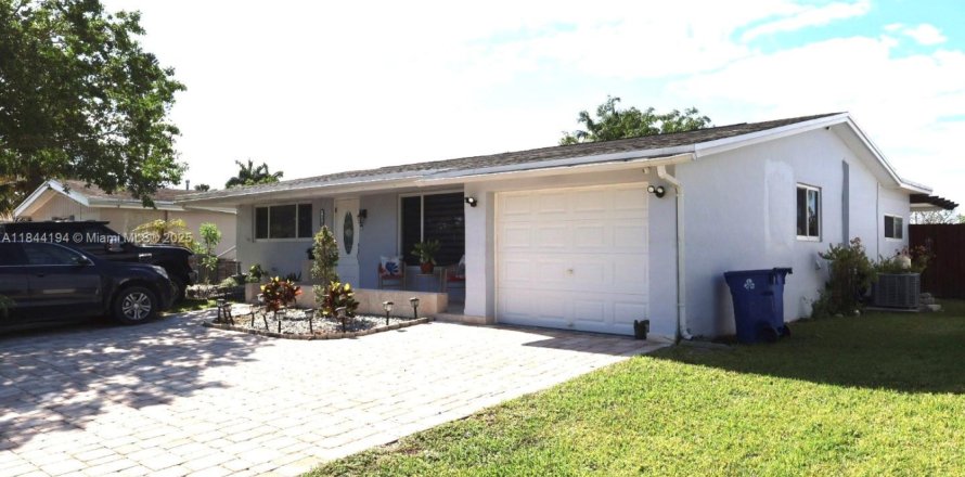 House in Sunrise, Florida 3 bedrooms, 142.79 sq.m. № 1841325