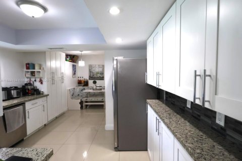 House in Sunrise, Florida 3 bedrooms, 142.79 sq.m. № 1841325 - photo 12