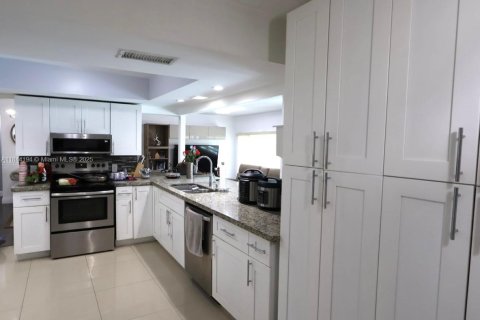 House in Sunrise, Florida 3 bedrooms, 142.79 sq.m. № 1841325 - photo 16