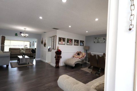 House in Sunrise, Florida 3 bedrooms, 142.79 sq.m. № 1841325 - photo 9