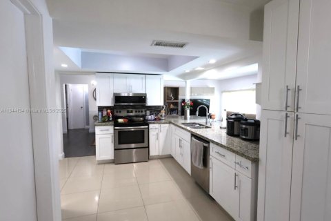 House in Sunrise, Florida 3 bedrooms, 142.79 sq.m. № 1841325 - photo 18