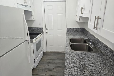 Villa ou maison à louer à Miami, Floride: 2 chambres, 125.6 m2 № 1923501 - photo 2