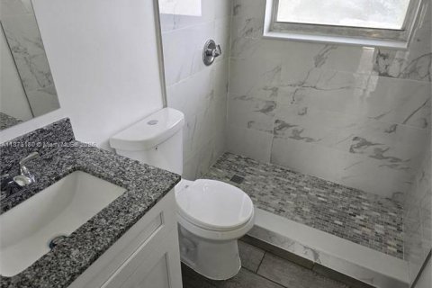 Villa ou maison à louer à Miami, Floride: 2 chambres, 125.6 m2 № 1923501 - photo 3