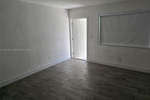 Villa ou maison à louer à Miami, Floride: 2 chambres, 125.6 m2 № 1923501 - photo 4