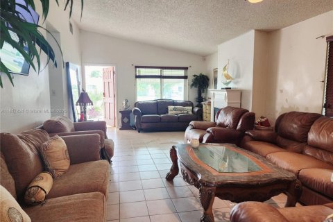 House in Hollywood, Florida 4 bedrooms, 161.65 sq.m. № 1848759 - photo 9