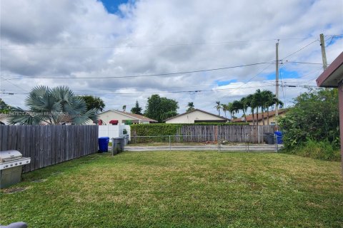 House in Hollywood, Florida 4 bedrooms, 161.65 sq.m. № 1848759 - photo 4