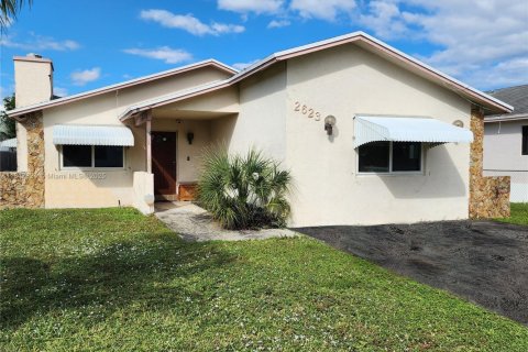 House in Hollywood, Florida 4 bedrooms, 161.65 sq.m. № 1848759 - photo 1