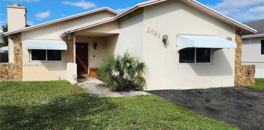 House in Hollywood, Florida 4 bedrooms, 161.65 sq.m. № 1848759