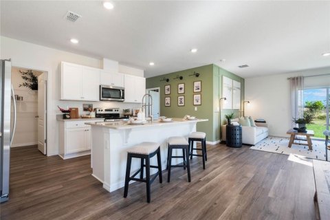 House in Tavares, Florida 5 bedrooms, 227.33 sq.m. № 1902071 - photo 13