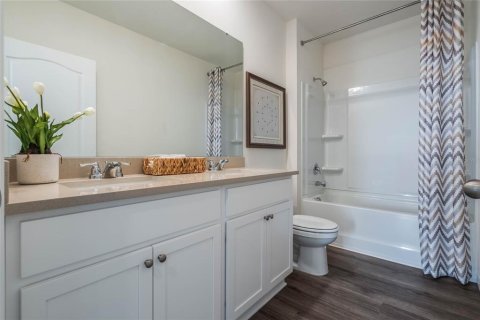 House in Tavares, Florida 5 bedrooms, 227.33 sq.m. № 1902071 - photo 24